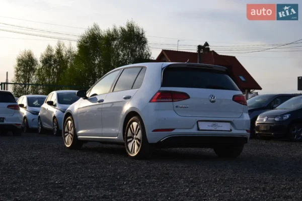volkswagen_e-golf__596248591hd (1)