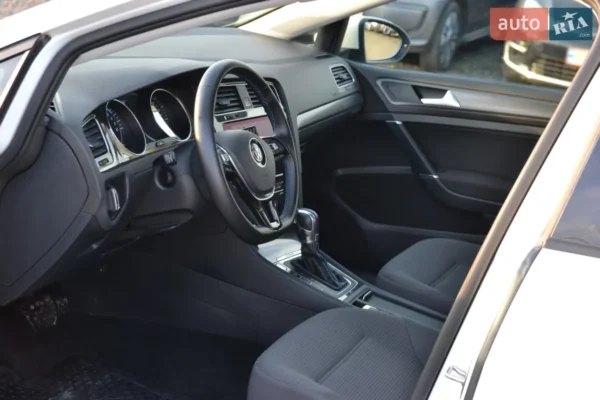 volkswagen_e-golf__596248641hd (1)