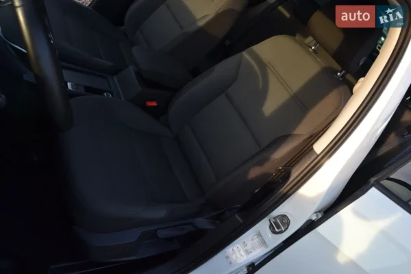volkswagen_e-golf__596248659hd (1)