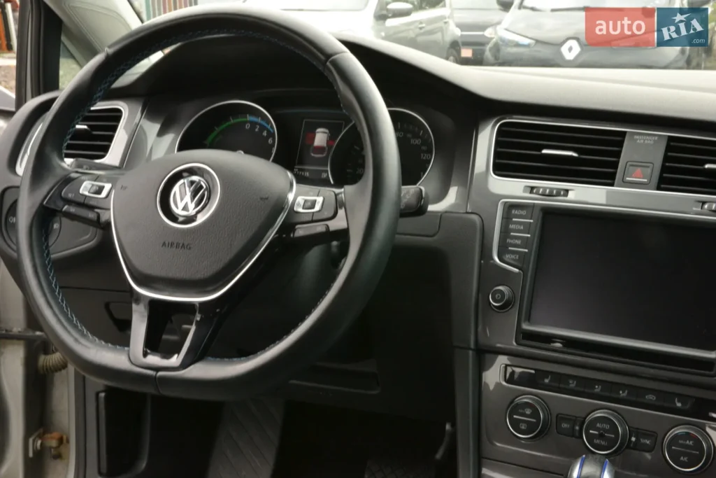 Volkswagen e-Golf 2016 — фото 21