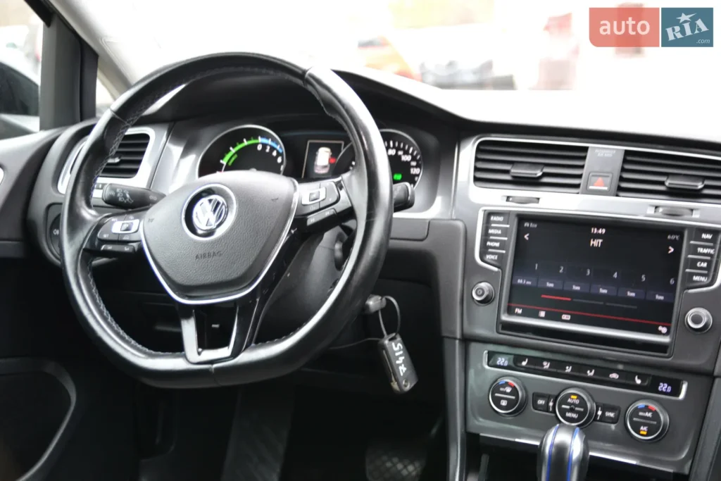 Volkswagen e-Golf 2016 — фото 23