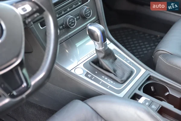 volkswagen_e-golf__639060436hd