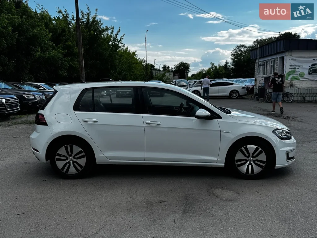 Volkswagen e-Golf 2017 — фото 6