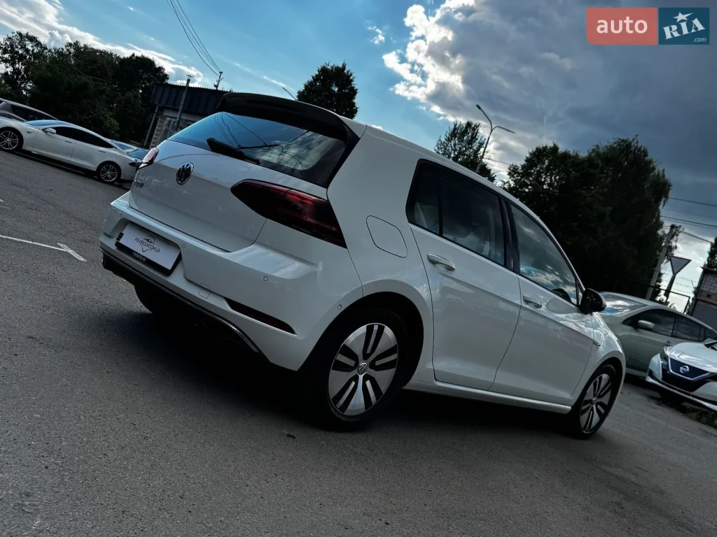 Volkswagen e-Golf 2017 — фото 8