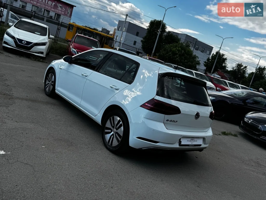Volkswagen e-Golf 2017 — фото 10