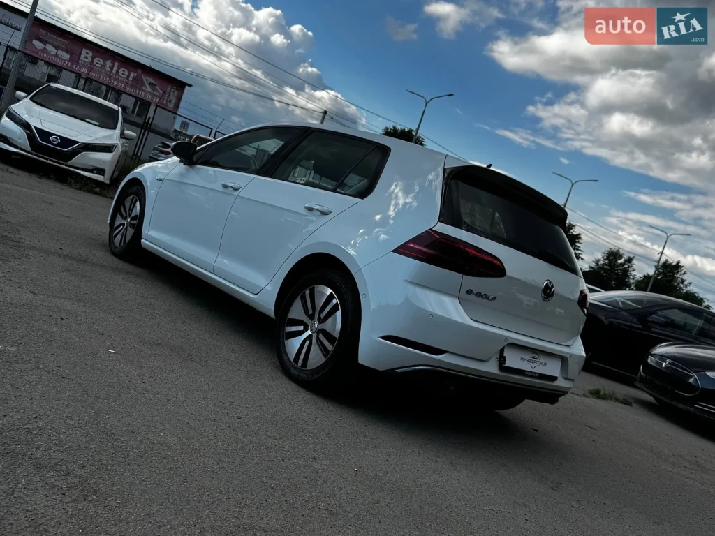 Volkswagen e-Golf 2017 — фото 11