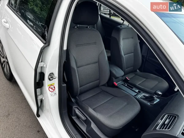 volkswagen_e-golf__646689106hd