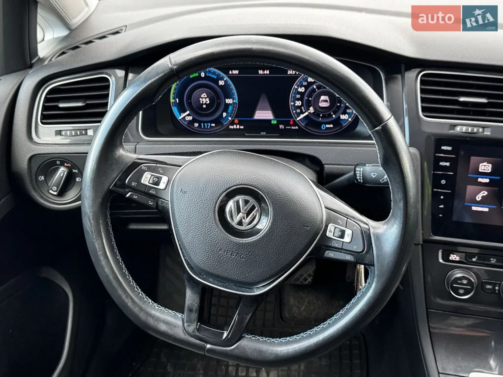 Volkswagen e-Golf 2017 — фото 23