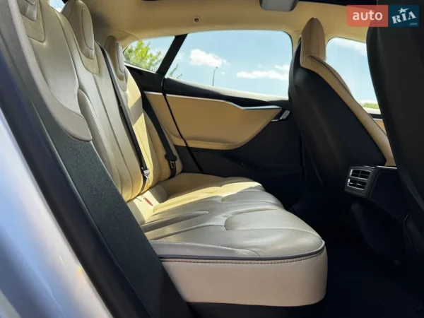 tesla_model-s__647544986hd