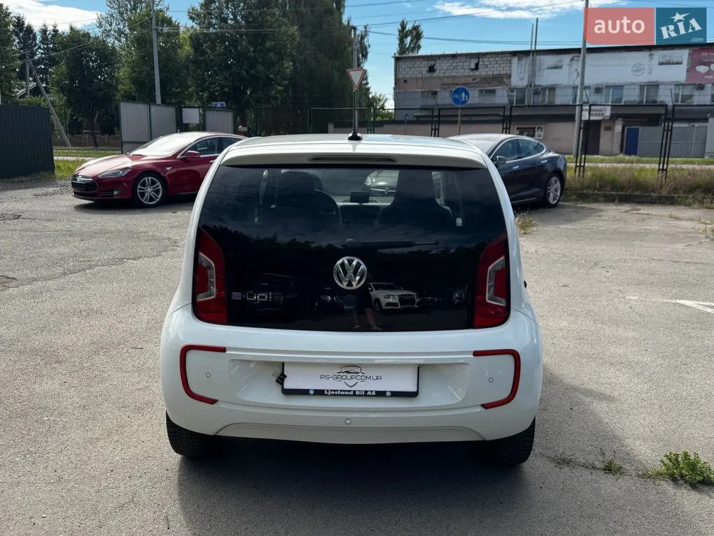 Volkswagen e-Up 2015 — фото 8