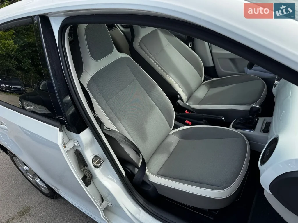 Volkswagen e-Up 2015 — фото 15