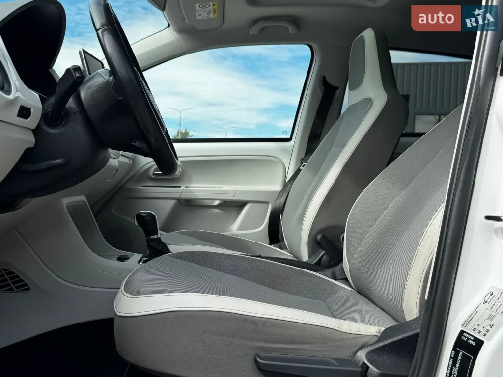 Volkswagen e-Up 2015 — фото 16