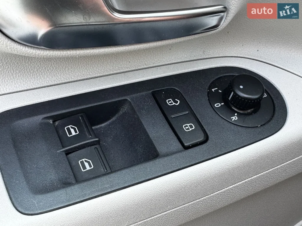 Volkswagen e-Up 2015 — фото 22