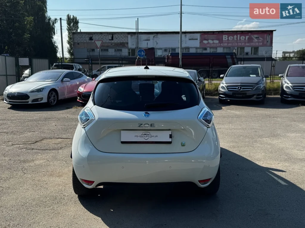 Renault Zoe 2015 — фото 9