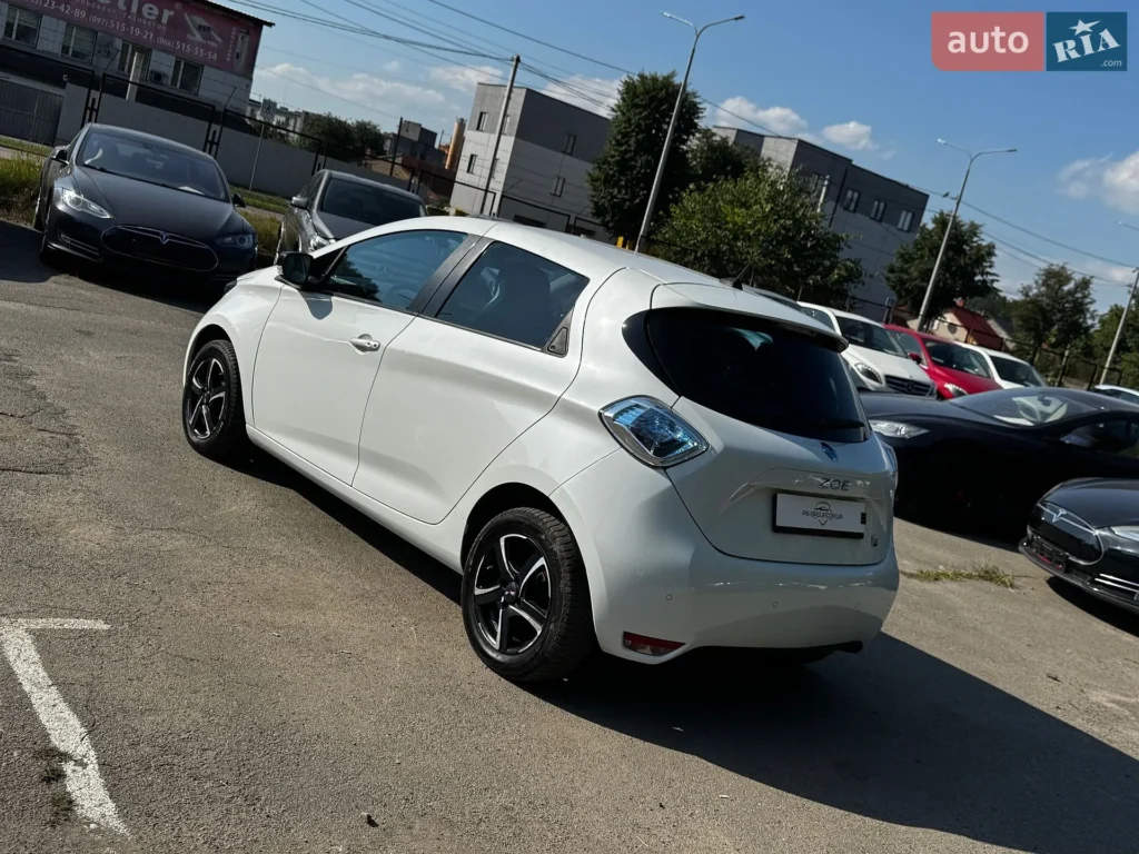 Renault Zoe 2015 — фото 10