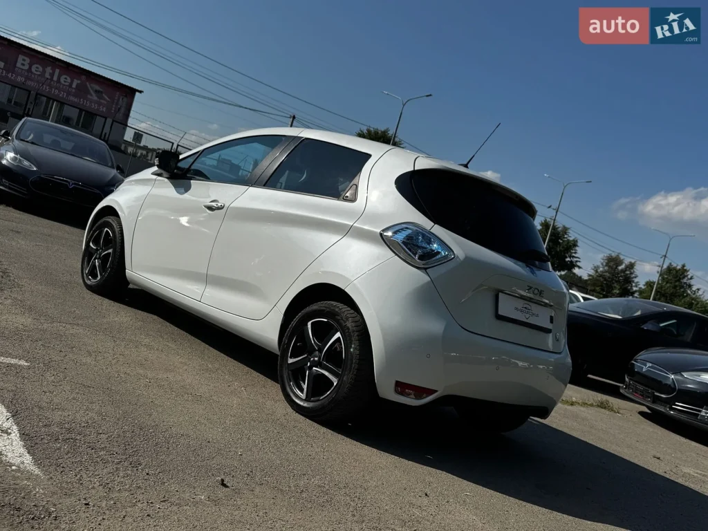 Renault Zoe 2015 — фото 11