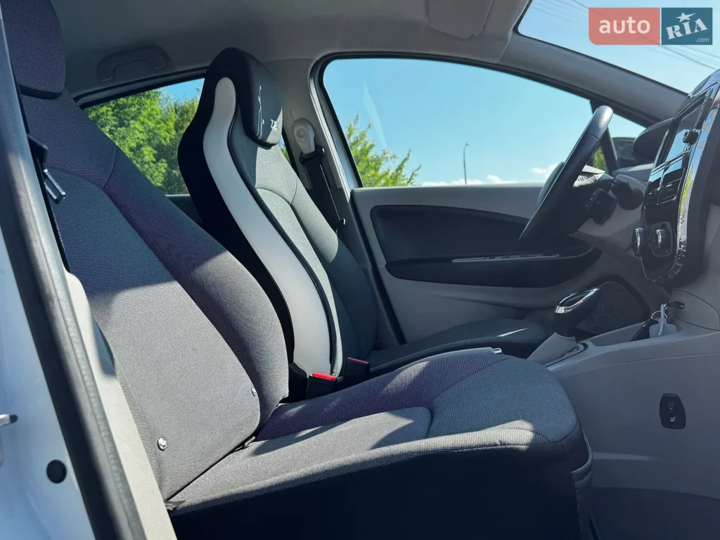 Renault Zoe 2015 — фото 18