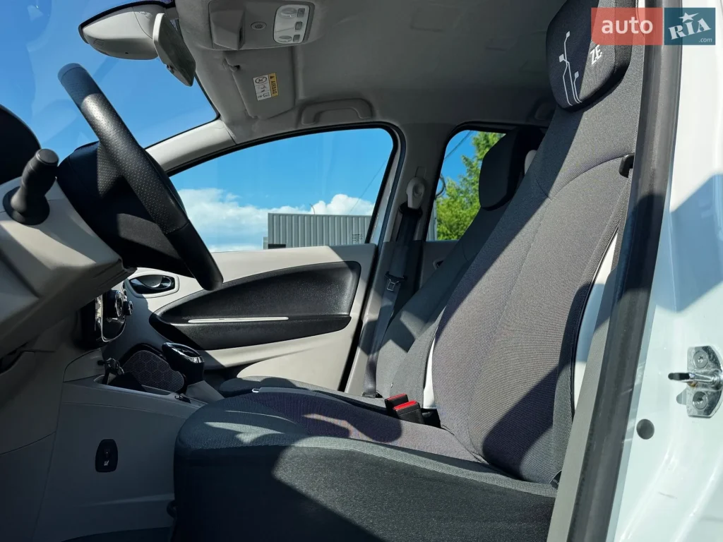 Renault Zoe 2015 — фото 17