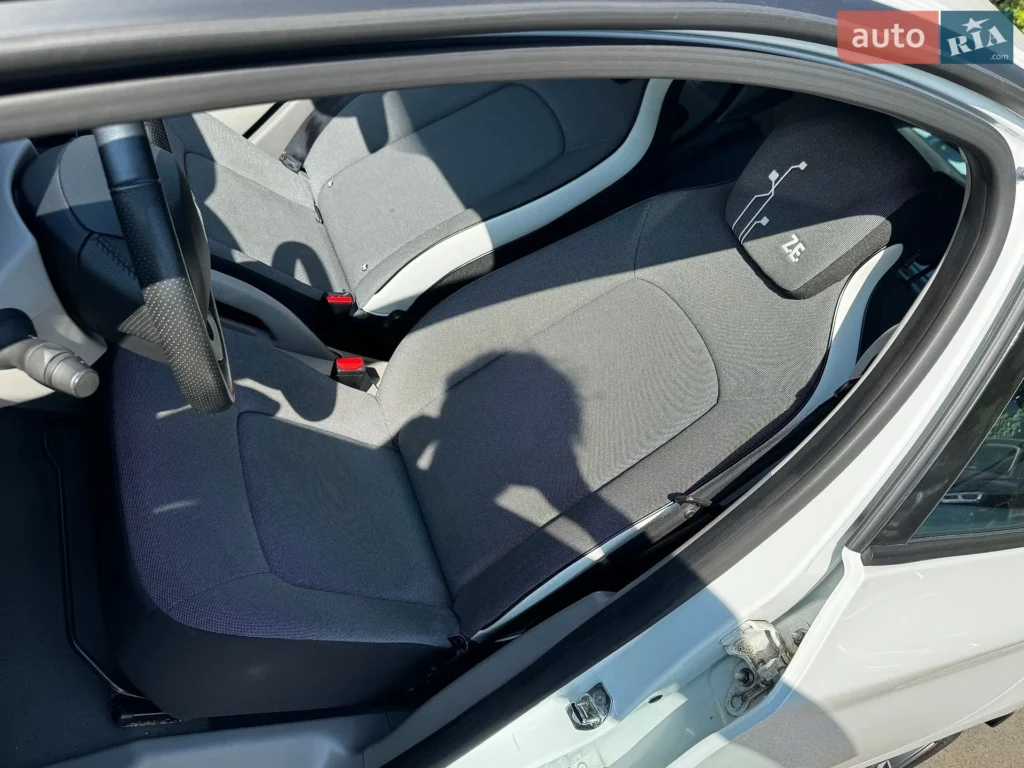 Renault Zoe 2015 — фото 15