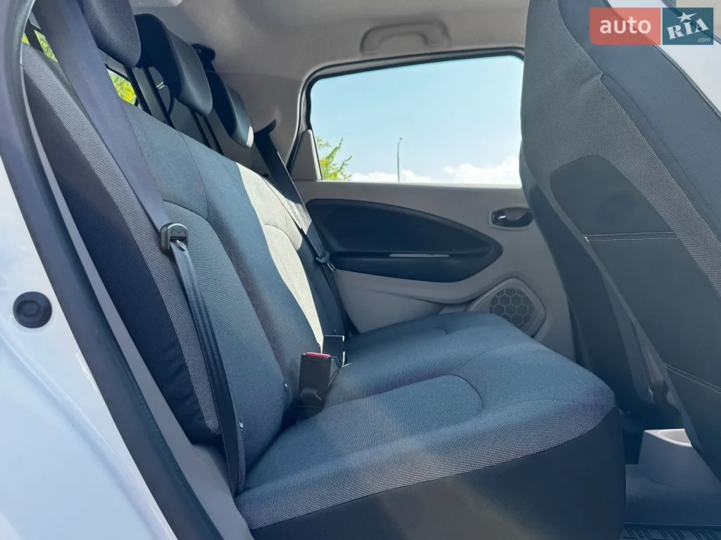 Renault Zoe 2015 — фото 19