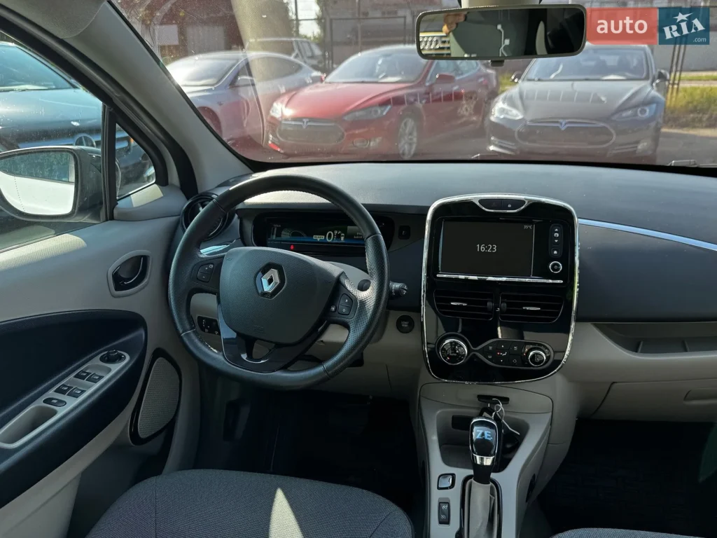 Renault Zoe 2015 — фото 21