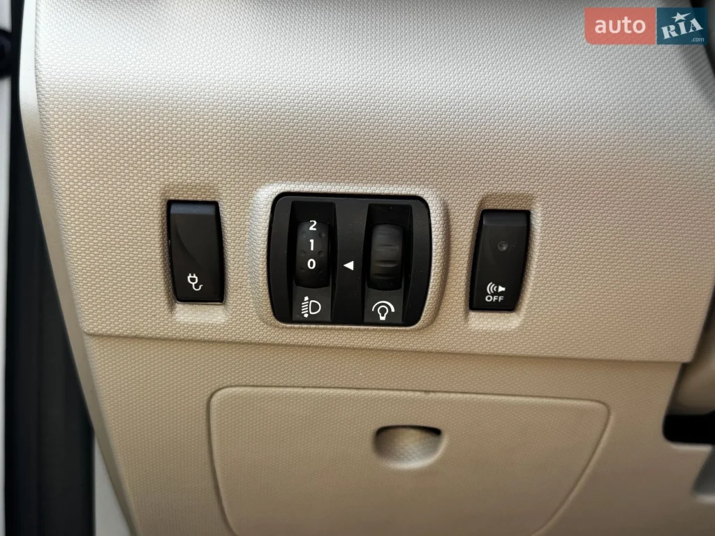 Renault Zoe 2015 — фото 24