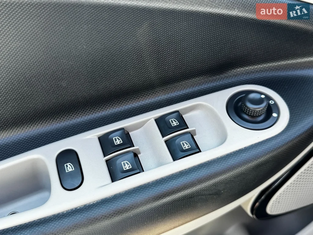 Renault Zoe 2015 — фото 23
