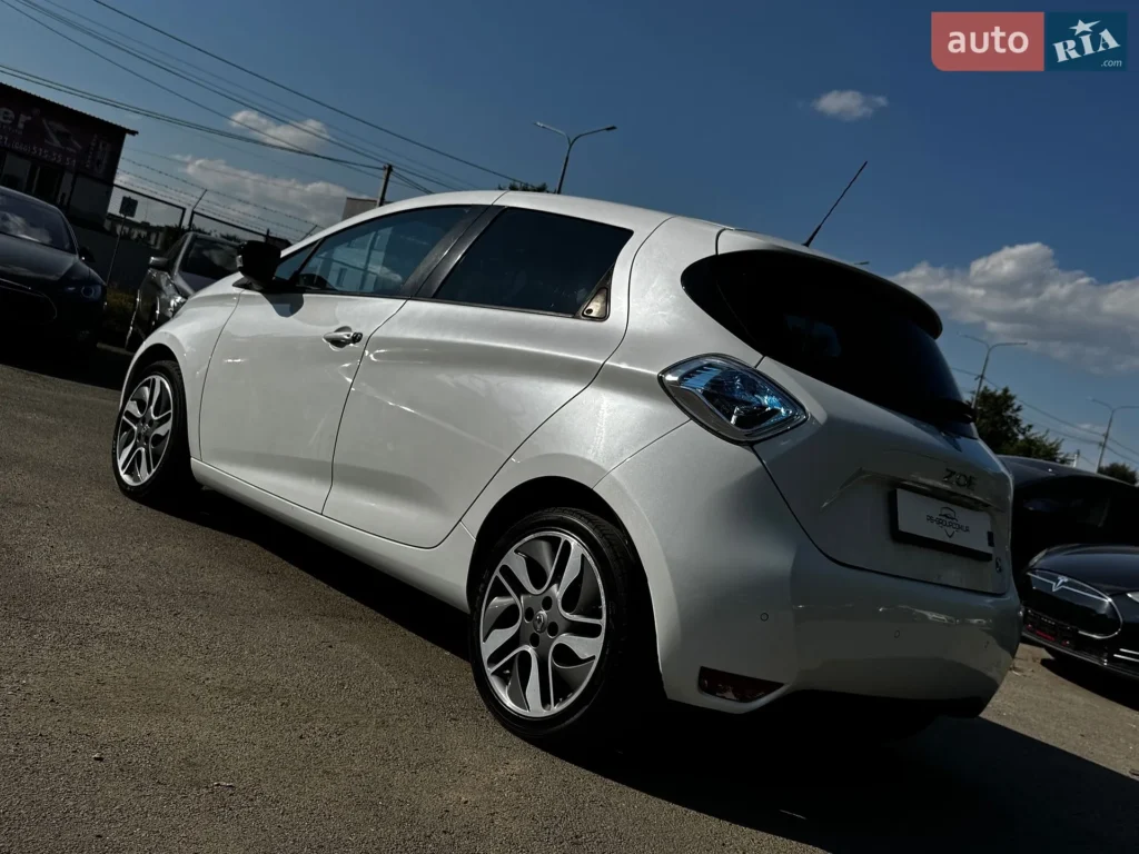 Renault Zoe 2016 — фото 12