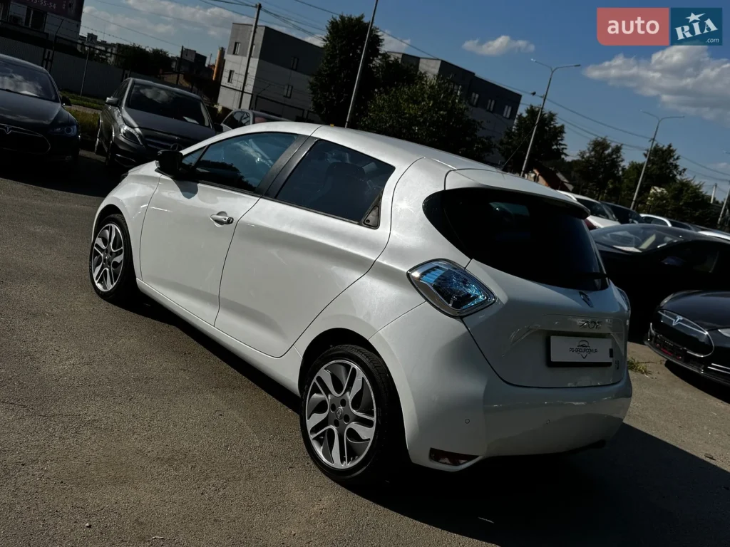 Renault Zoe 2016 — фото 11
