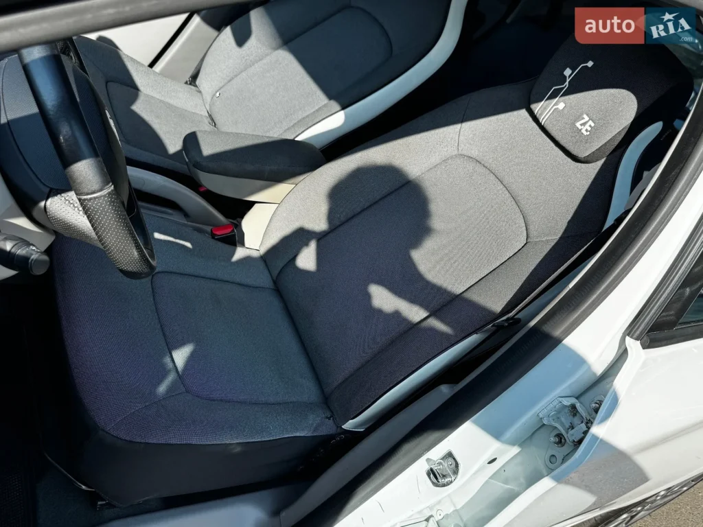 Renault Zoe 2016 — фото 16