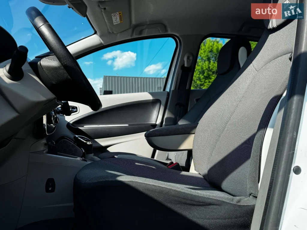Renault Zoe 2016 — фото 18