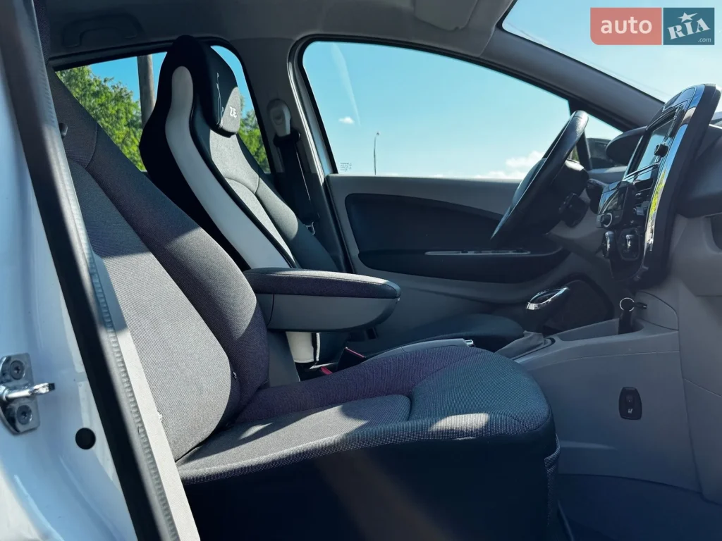 Renault Zoe 2016 — фото 19