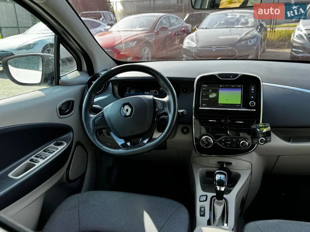 Renault Zoe 2016 — фото 22