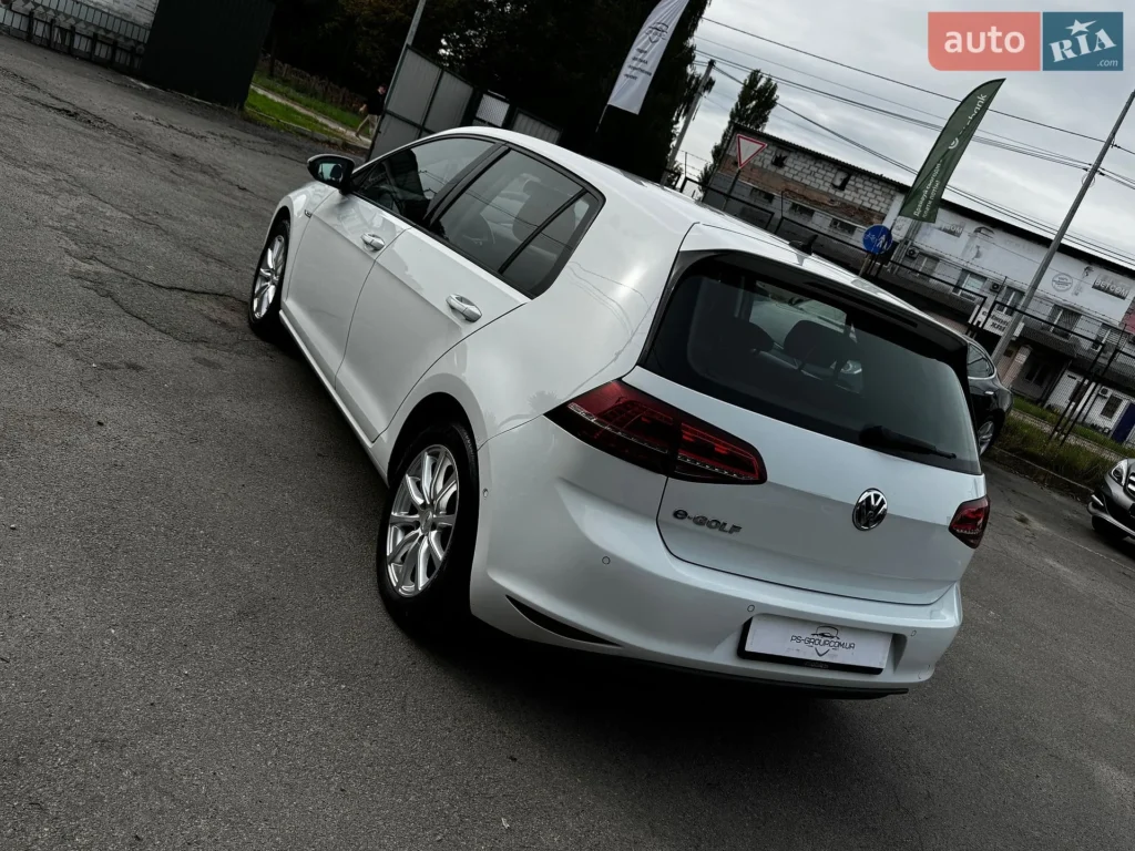 Volkswagen e-Golf 2015 — фото 11
