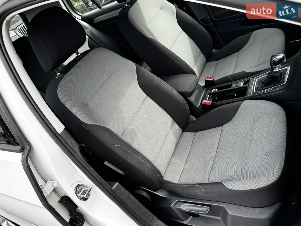 Volkswagen e-Golf 2015 — фото 17