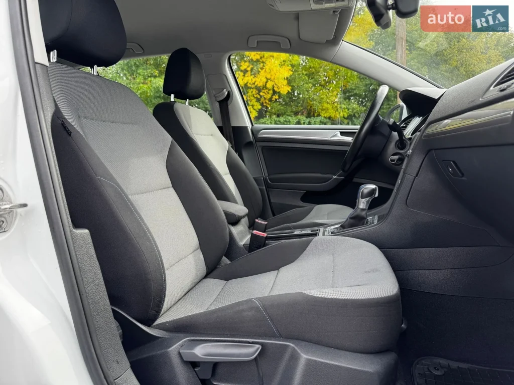 Volkswagen e-Golf 2015 — фото 19