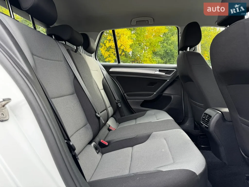 Volkswagen e-Golf 2015 — фото 20