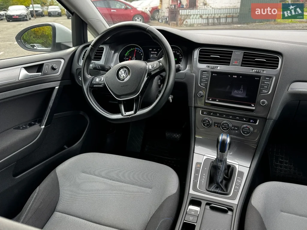 Volkswagen e-Golf 2015 — фото 22