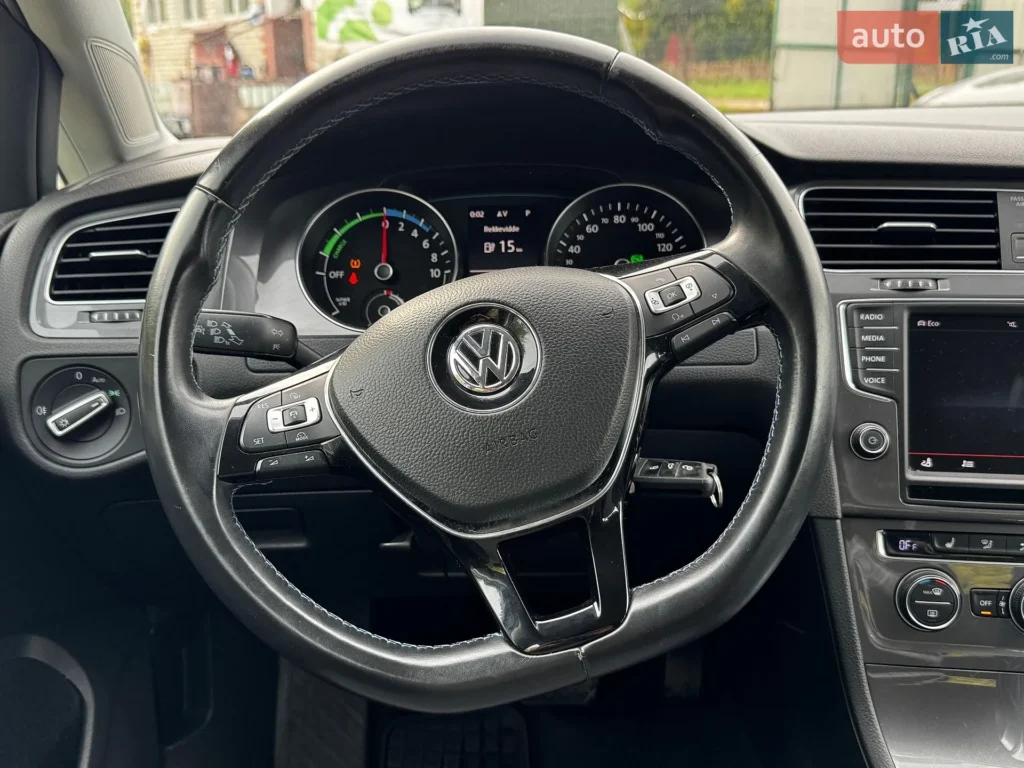 Volkswagen e-Golf 2015 — фото 23