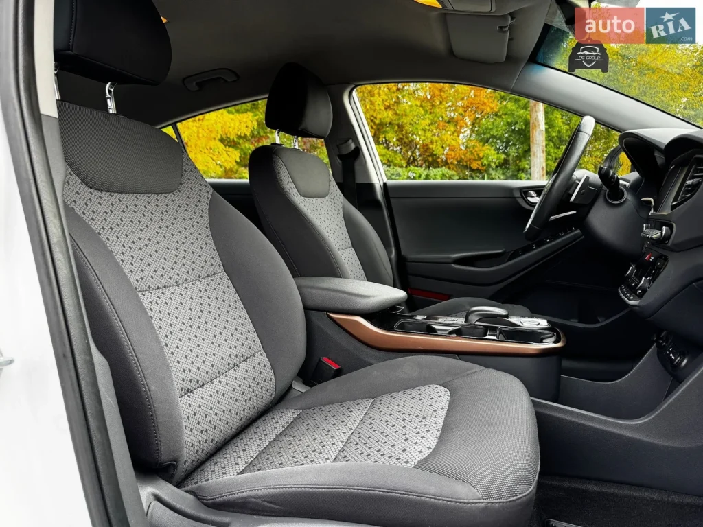 Hyundai Ioniq 2017 — фото 19